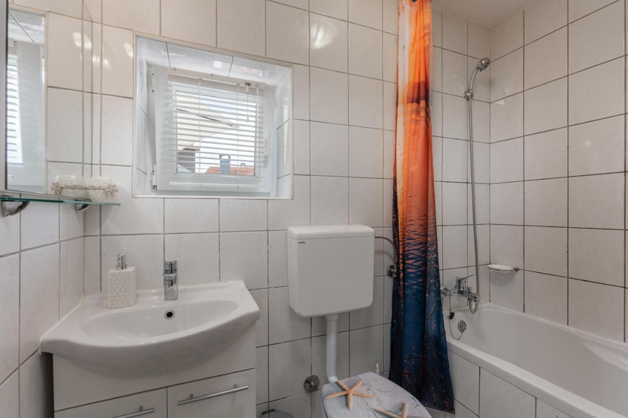 Charming Studio With Hot Tube, Terrace, Barbecue And Garden Kraljevica Exterior photo
